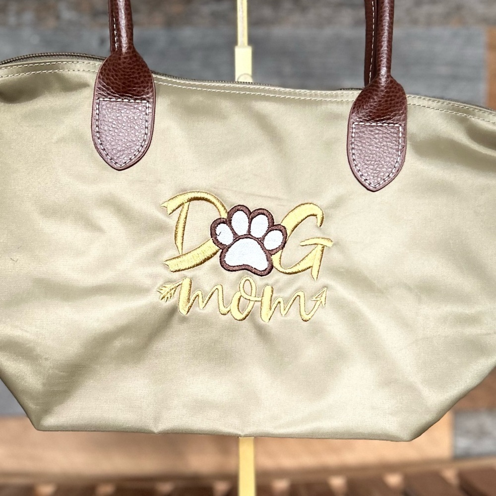 ☀️NWOT-Dog Mom Tote Bag Paw Print embroidered Zip Top - Picture 2 of 6